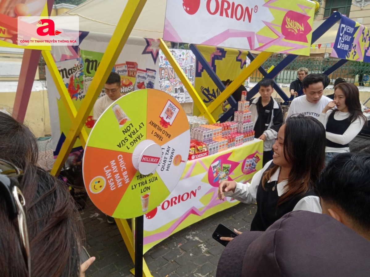 Trade Marketing bao gồm các hoạt động như phát triển kênh phân phối, trưng bày tại điểm bán, khuyến mãi bán hàng, quản lý danh mục sản phẩm, hỗ trợ lực lượng bán hàng, hợp tác với nhà bán lẻ.