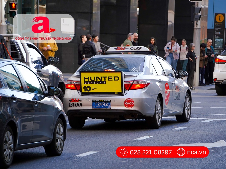 Dán quảng cáo đuôi xe taxi